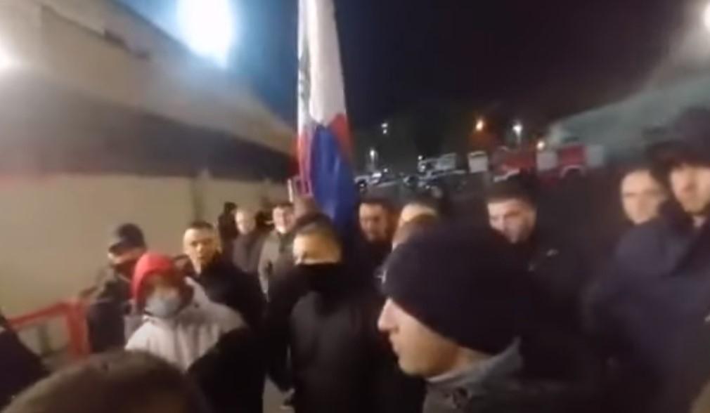 Policija nije dozvolila navijačima Srbije unošenje spornog transparenta i izazvala žestoke proteste