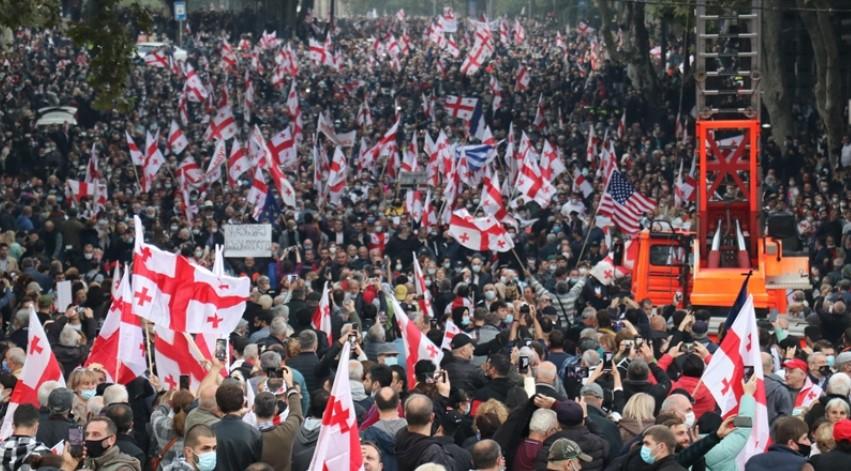 Gruzija: Hiljade ljudi izašlo na ulice i tražili oslobađanje bivšeg predsjednika