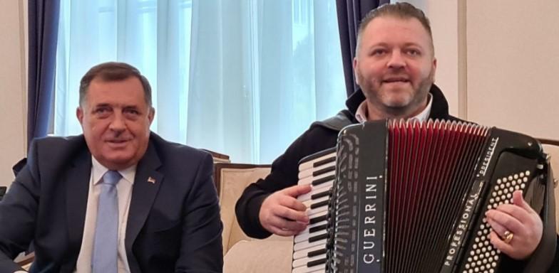 "Slobodan udarac": Dodik pjeva, zlo misli