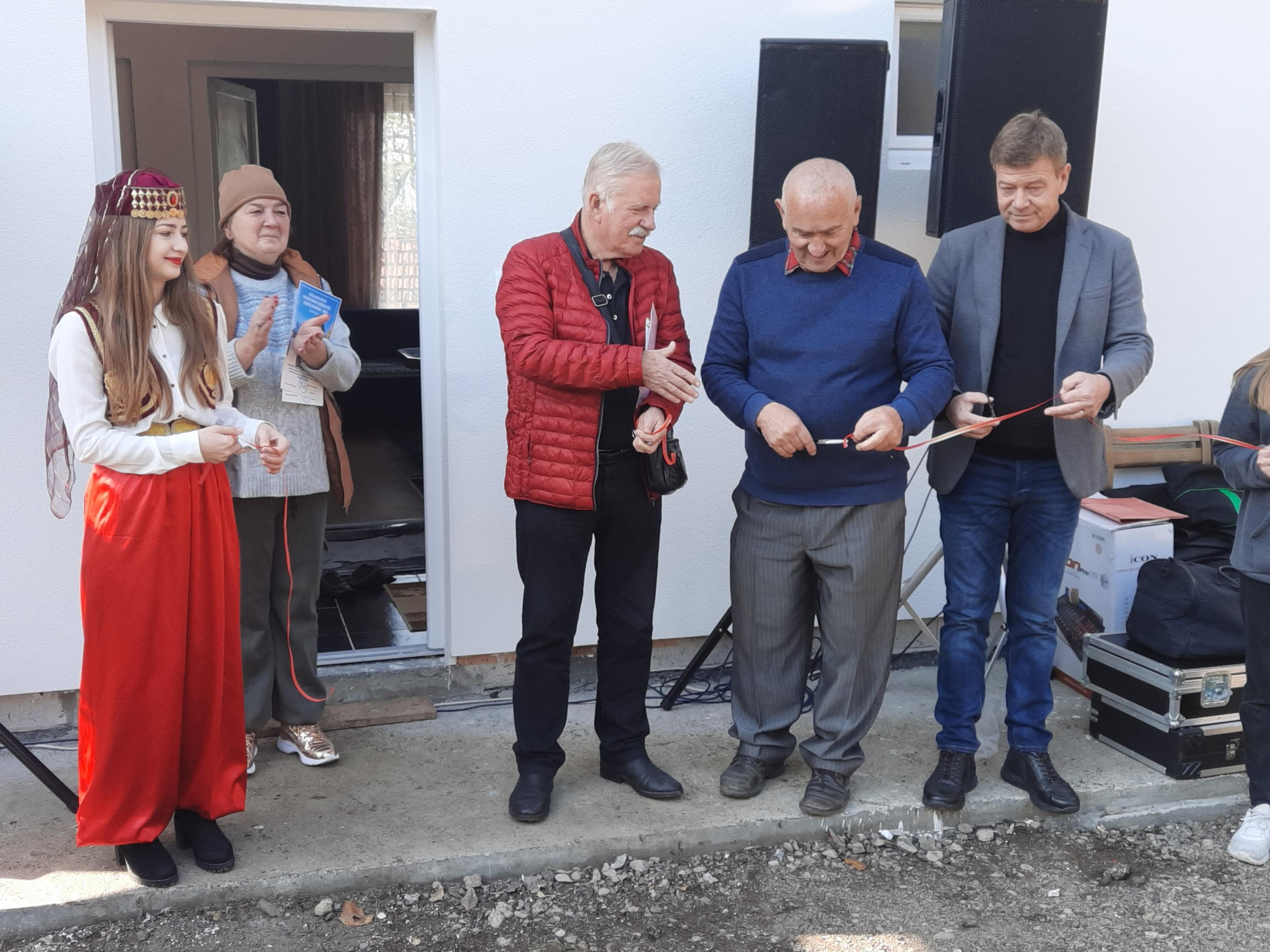Helić, Kurtović i Baraković presjekli traku i uručili ključeve novog doma - Avaz