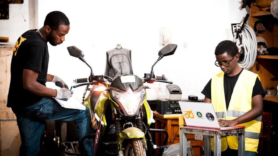 Svaki motocikl ima oko 150 dijelova koji se sklapaju u Kigaliju,  kao i baterije, posebno dizajnirane i prototipne od strane Ampersandovih inženjera u Ruandi, zatim se proizvode u inostranstvu i šalju nazad  na konačnu montažu - Avaz