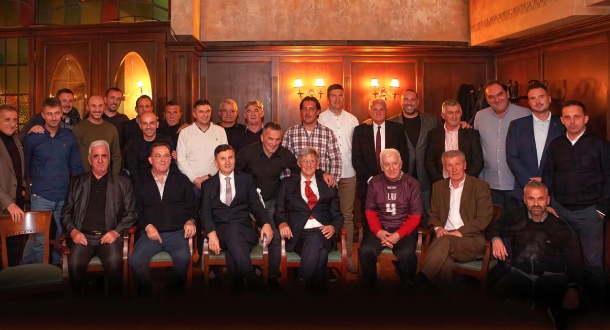 Zajednička fotografija sa druženja bivših igrača, asova i legendi kluba s Koševa - Avaz