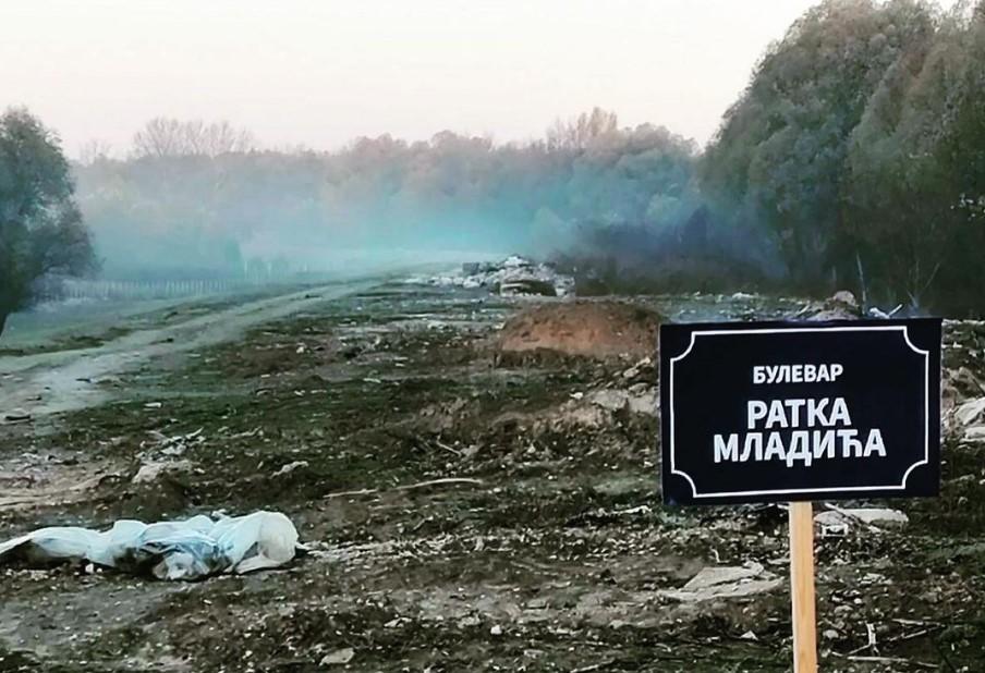 Tabla "Bulevar Ratka Mladića" na smetljištu: Ovdje je mjesto za zločince kao što je ovaj nečovjek
