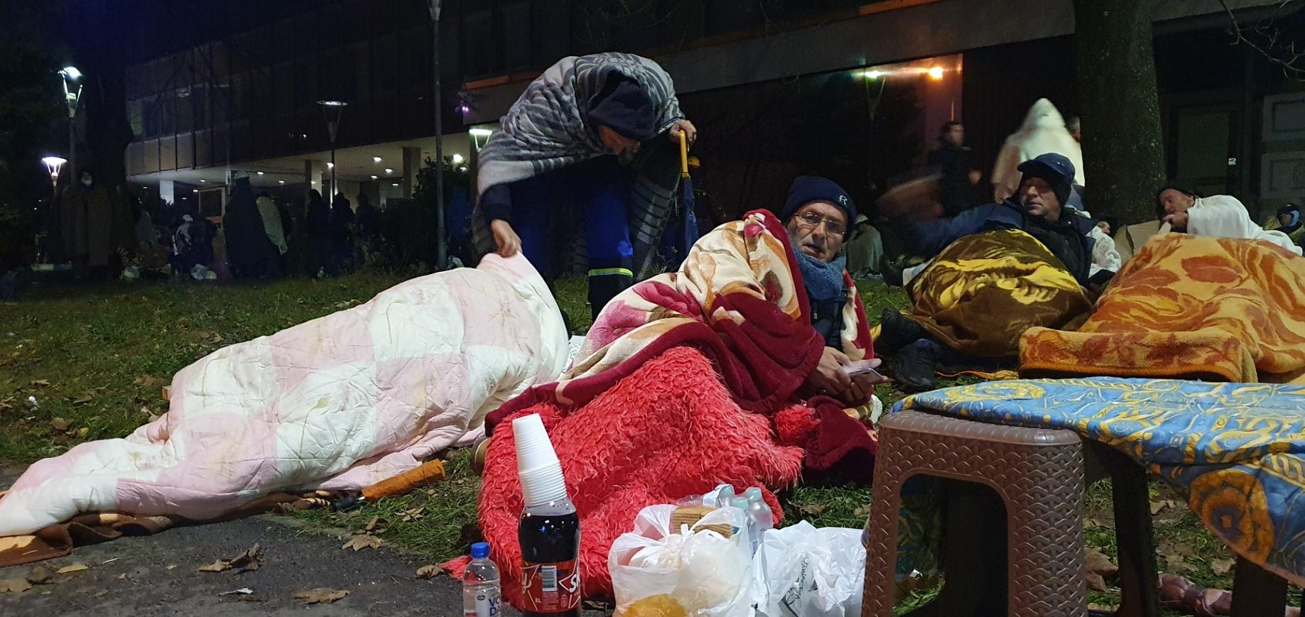 Tužni prizori ispred zgrade Vlade FBiH: Rudari umotani u deke pod vedrim nebom