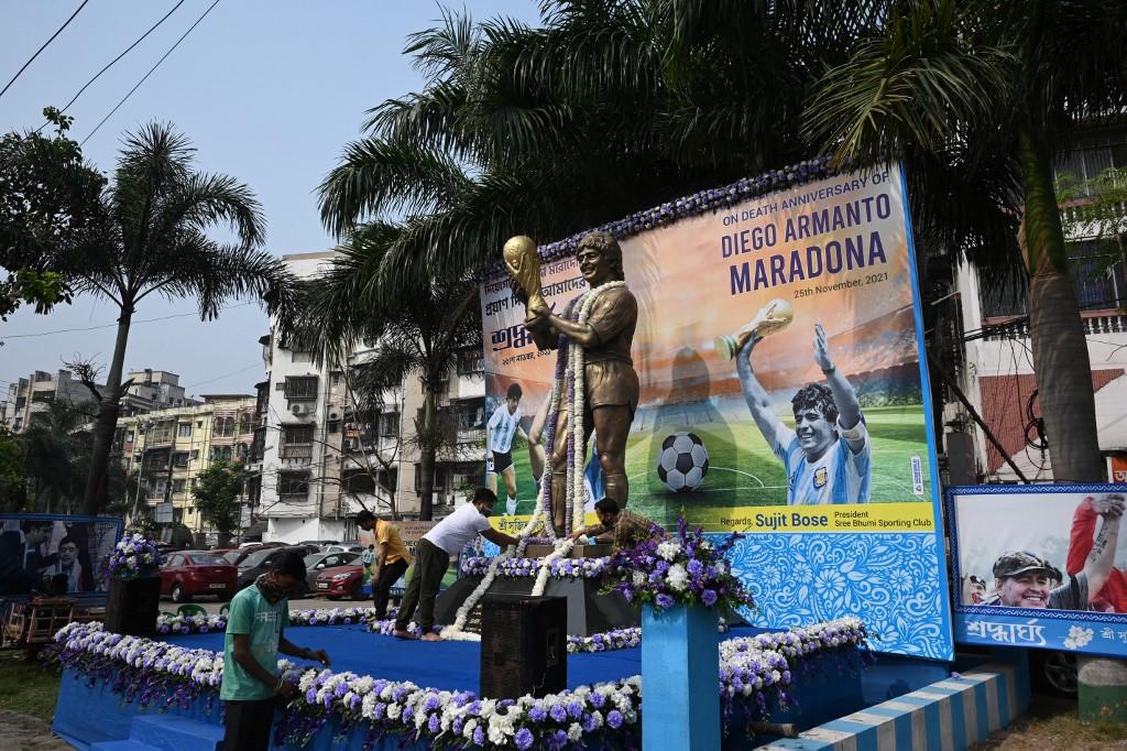 Građani Kalkute obilaze statuu Maradone - Avaz