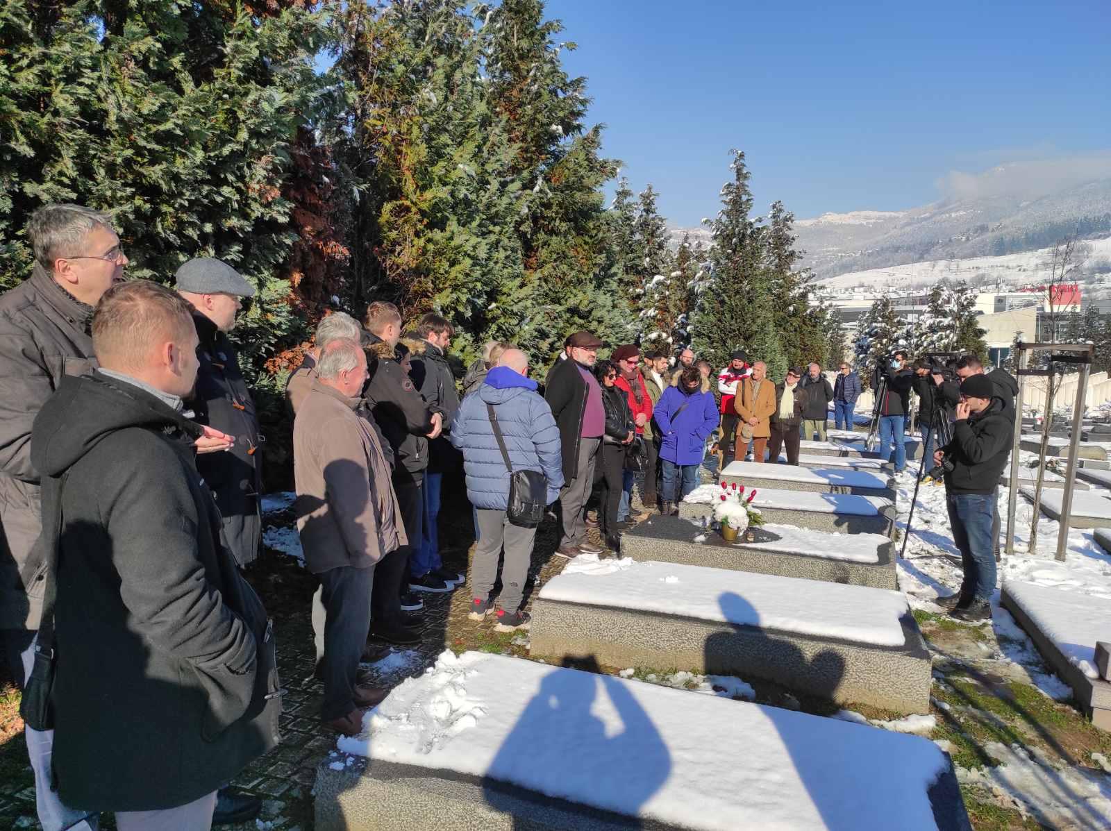 Članovi porodice, prijatelji i poštovaoci košarkaške legende danas su, kao i prethodnih godina, položili cvijeće na Kinđetov  grob - Avaz