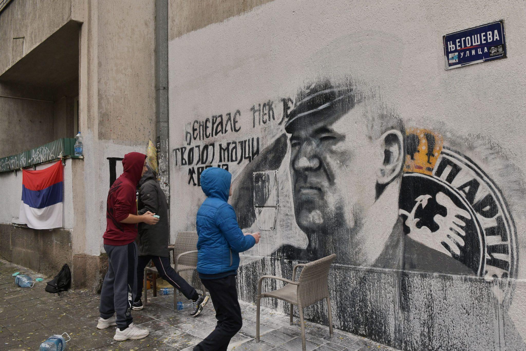 Mural ratnog zločinca Ratka Mladića u Beogradu: Farba očišćena nedugo nakon što je nanesena - Avaz