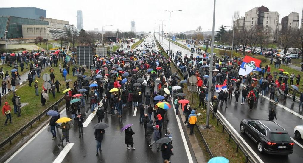 Protesti u Srbiji, blokiran autoput, aktivisti stali pred automobile