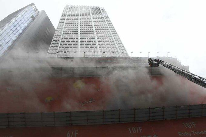 Haos u Hong Kongu: Veliki požar zahvatio trgovački centar, 300 ljudi zarobljeno na krovu