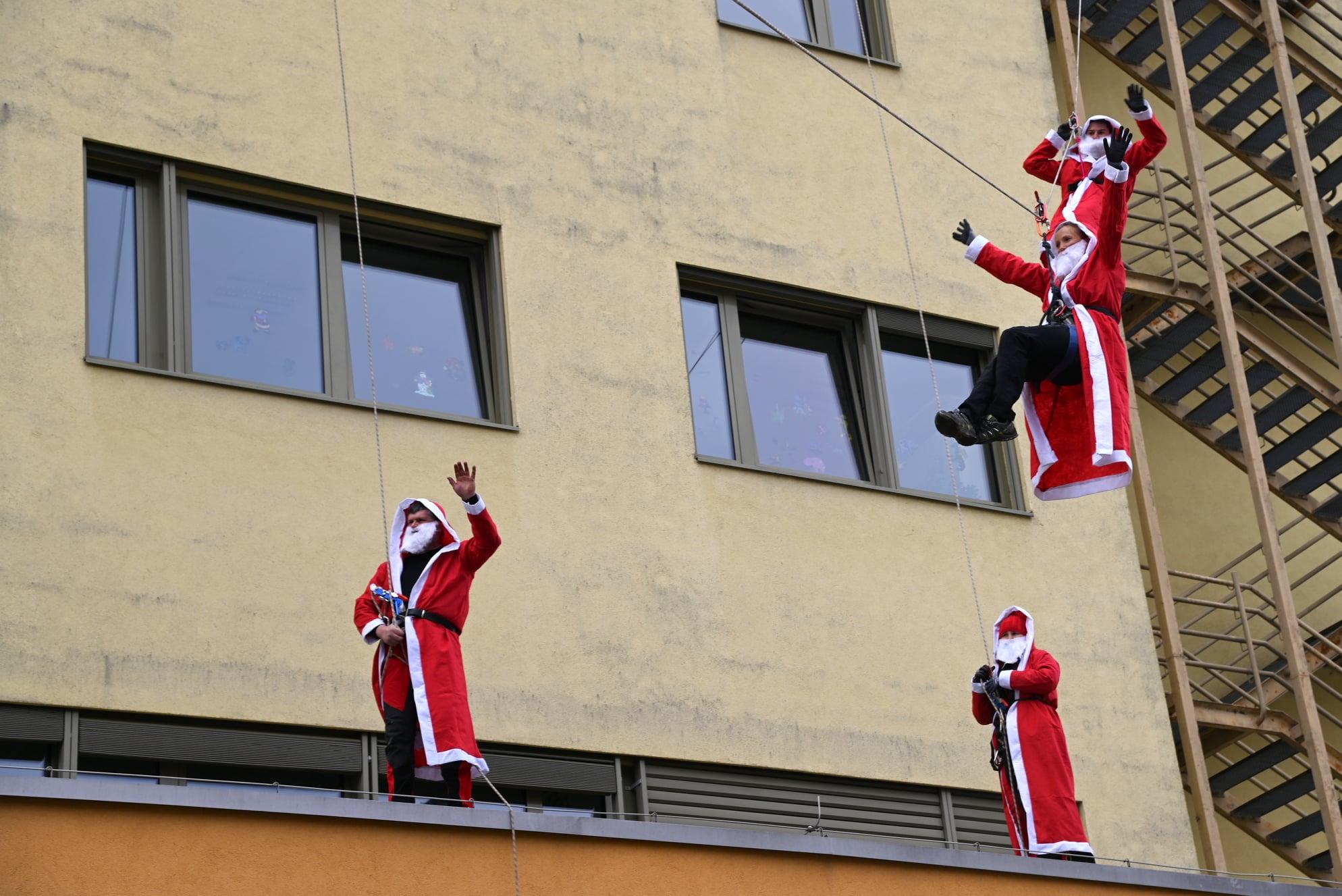 Djeda Mrazovi se spustili sa krova pedijatrijske klinike u Mariboru