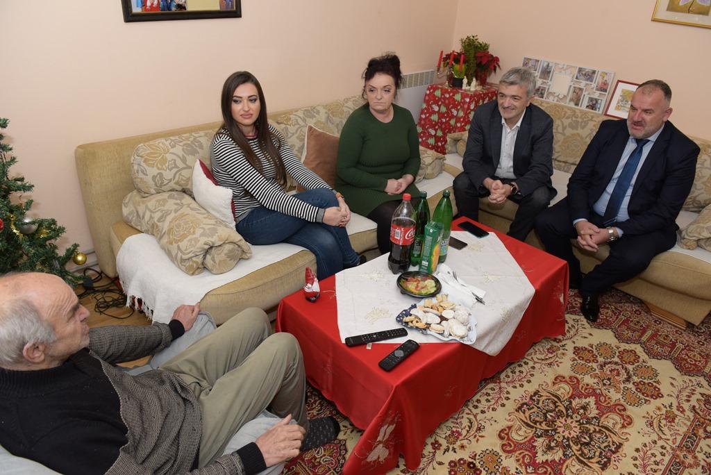 Povodom Božića načelnik Općine Centar Mandić i predsjedavajući Đozo posjetili porodice katoličke vjeroispovijesti