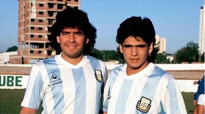 Hugo Maradona (desno) pozira pored svog brata, Diega Maradone (lijevo) - Avaz