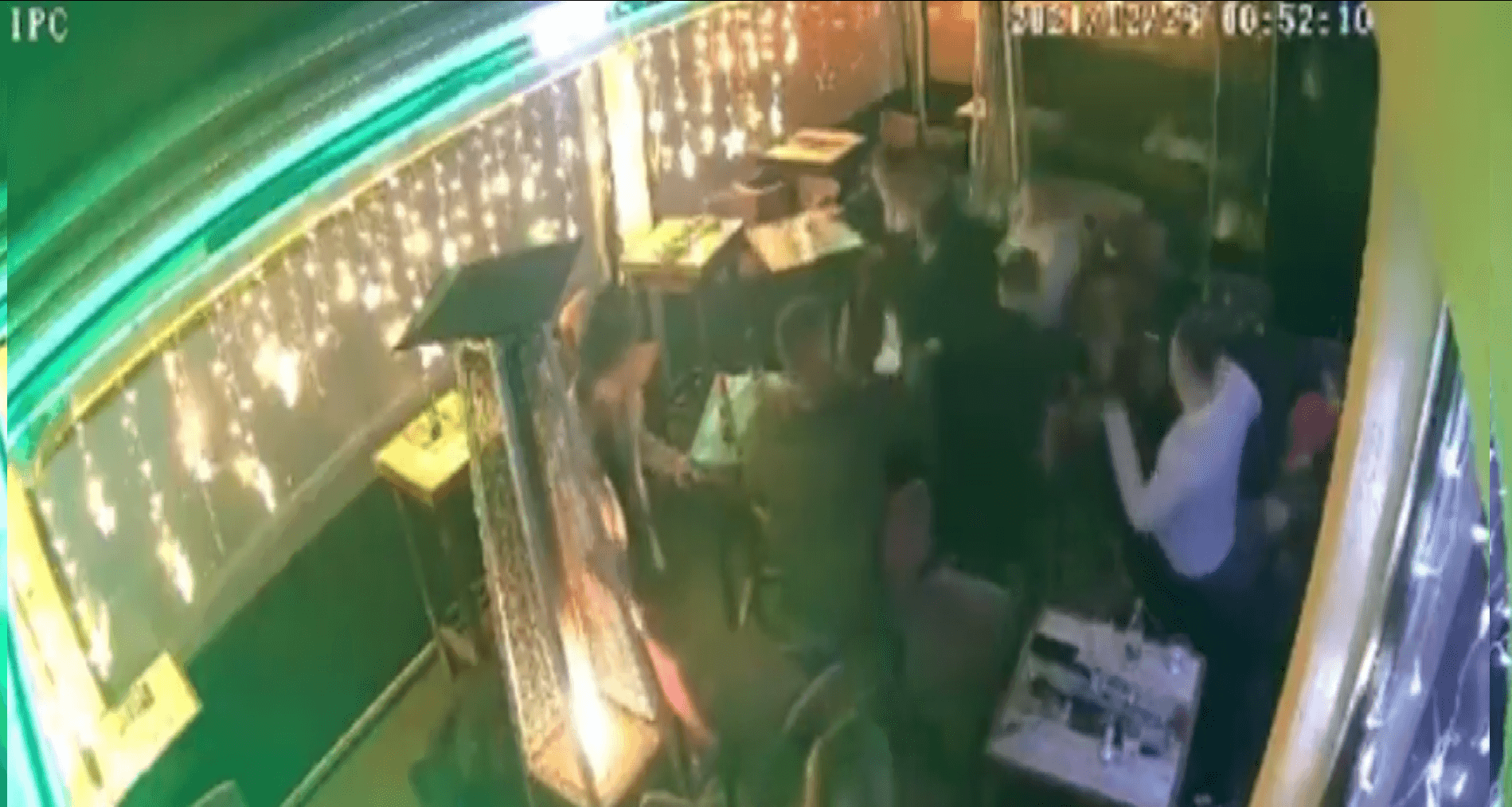 Dramatični prizori: Snimak kafanske tuče iz Sanskog mosta kruži internetom