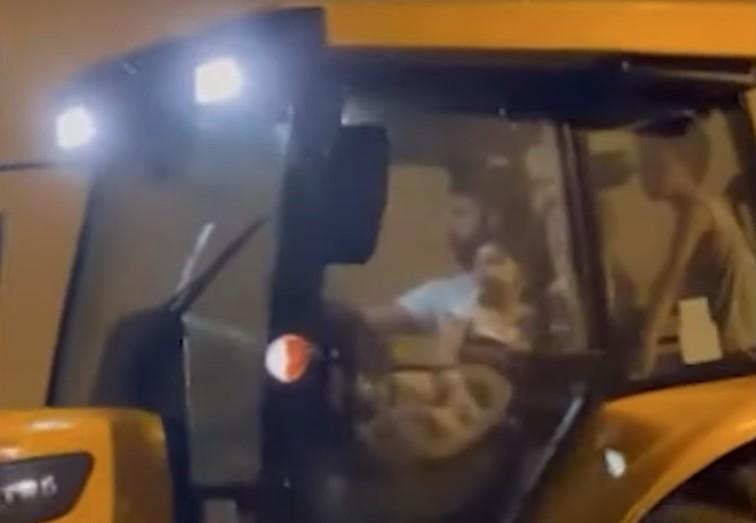 Dok drugi voze Ferrarije i Lamborghinije, zvijezda Atletika snimljena kako vozi traktor