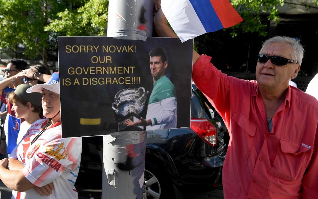 Navijači Srbije cijeli dan protestuju zbog zatvaranja njihovog junaka - Avaz