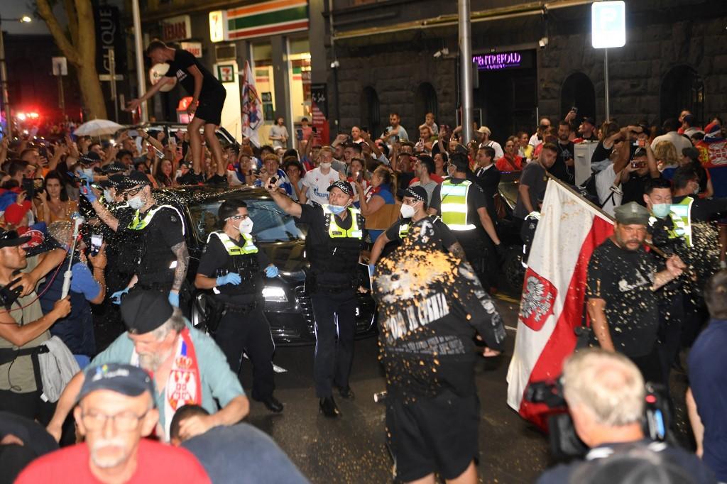 Đokovićevi navijači na ulicama Melburna čekaju nove vijesti, zabilježeni incidenti, reagirala i policija