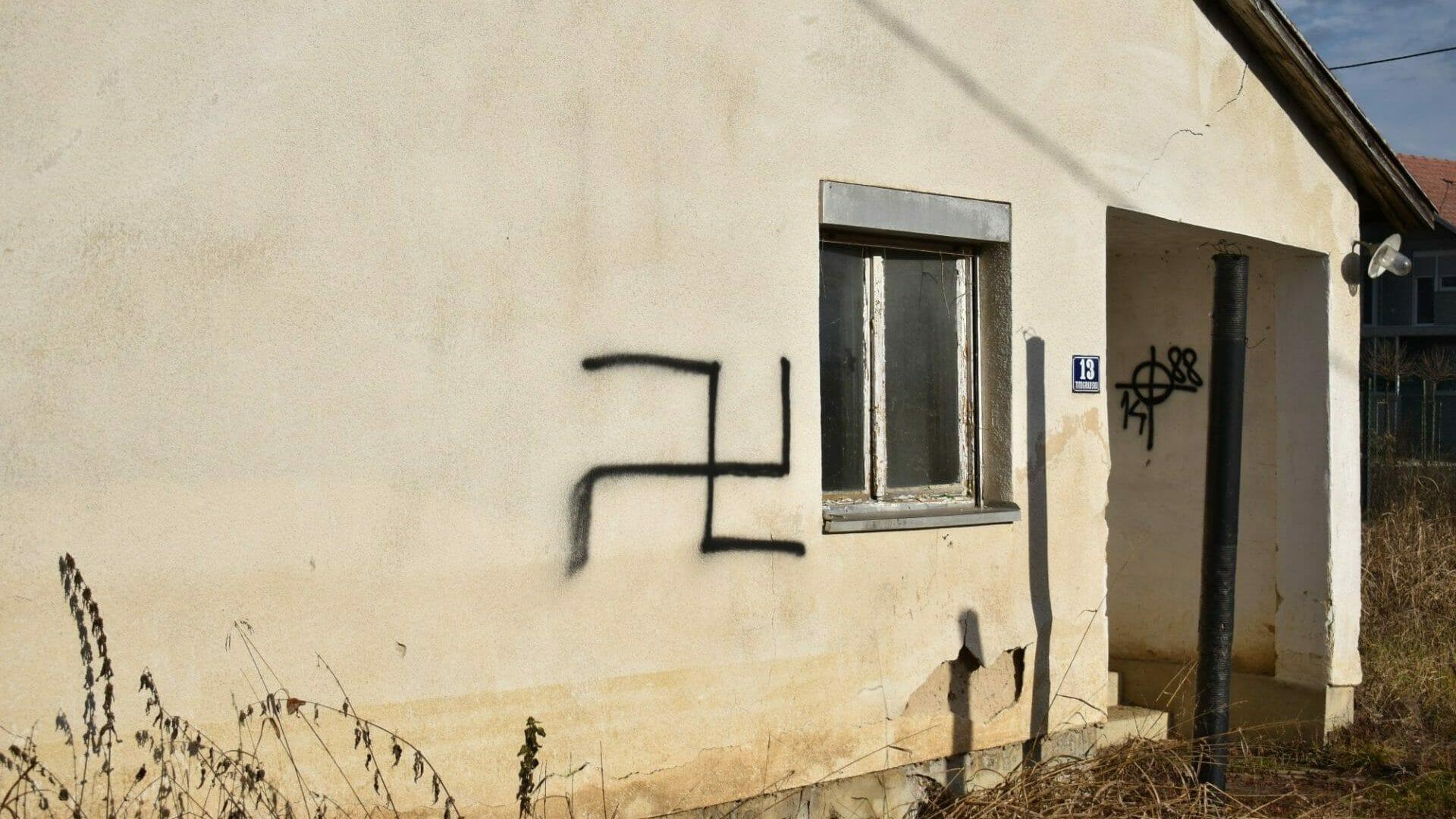 Sramotni neonacistički grafiti osvanuli u Prijedoru