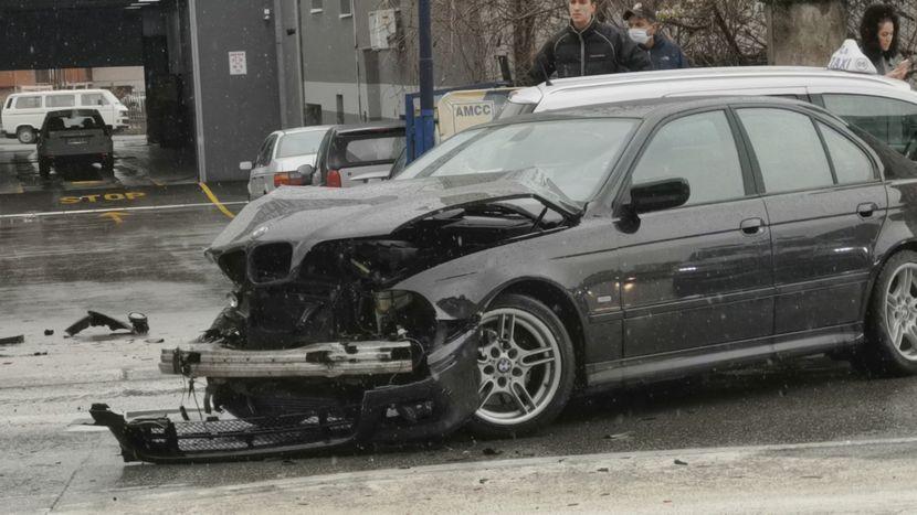 U Srbiji vozilo prešlo u suprotnu traku i direktno udarilo u kombi