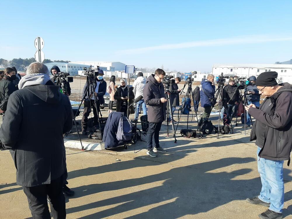 Novinari ispred Međunarodnog aerodroma "Nikola Tesla" - Avaz