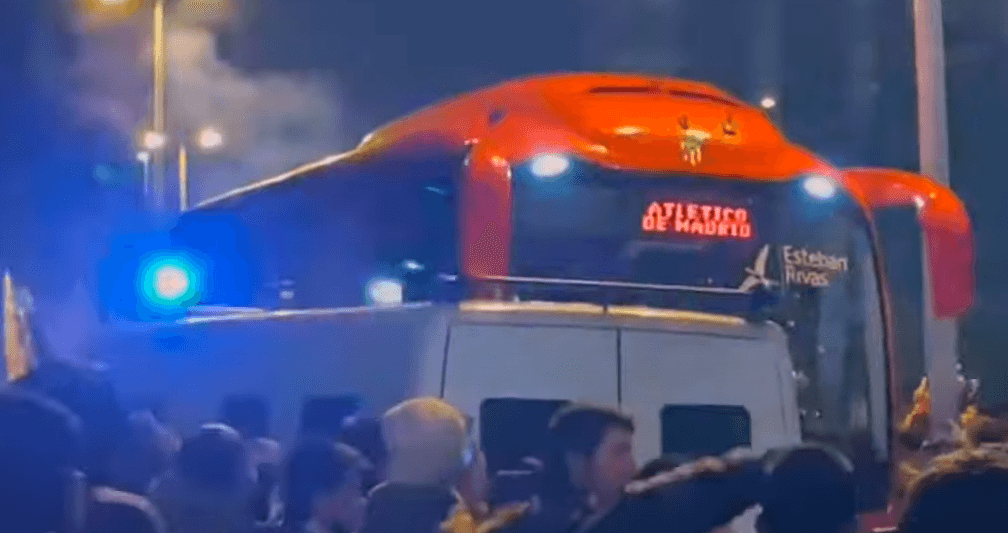 Drama za "Jorgandžije": Navijači napali Atletikov autobus, Simeone pobjesnio