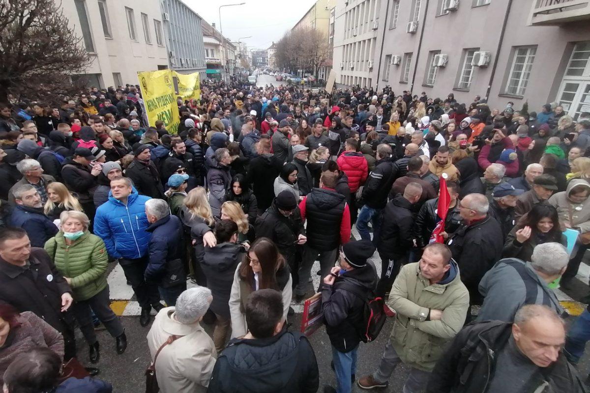 Nastavljaju se okupljanja u Loznici zbog "Rio Tinta": Blokade prestaju, protesti ostaju