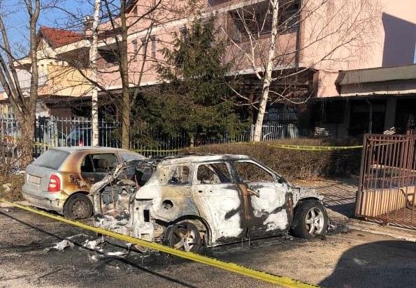 Izgorio Range Rover, vatra oštetila i dva auta u blizini - Avaz