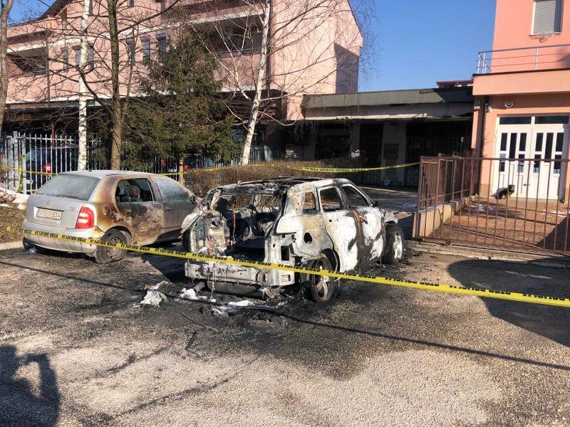 Na Dobrinji izgorio Range Rover, vatra oštetila još dva automobila u blizini