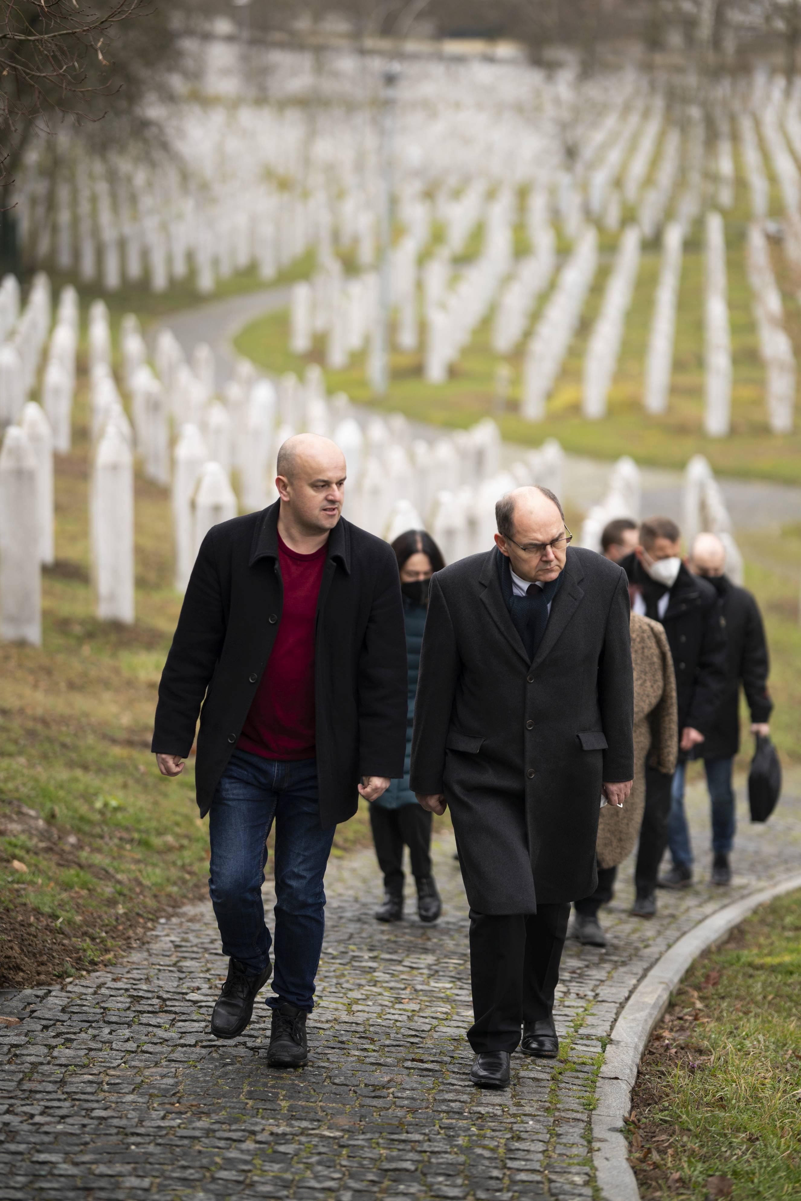 Kristijan Šmit prilikom posjete MC Srebrenica-Potočari - Avaz