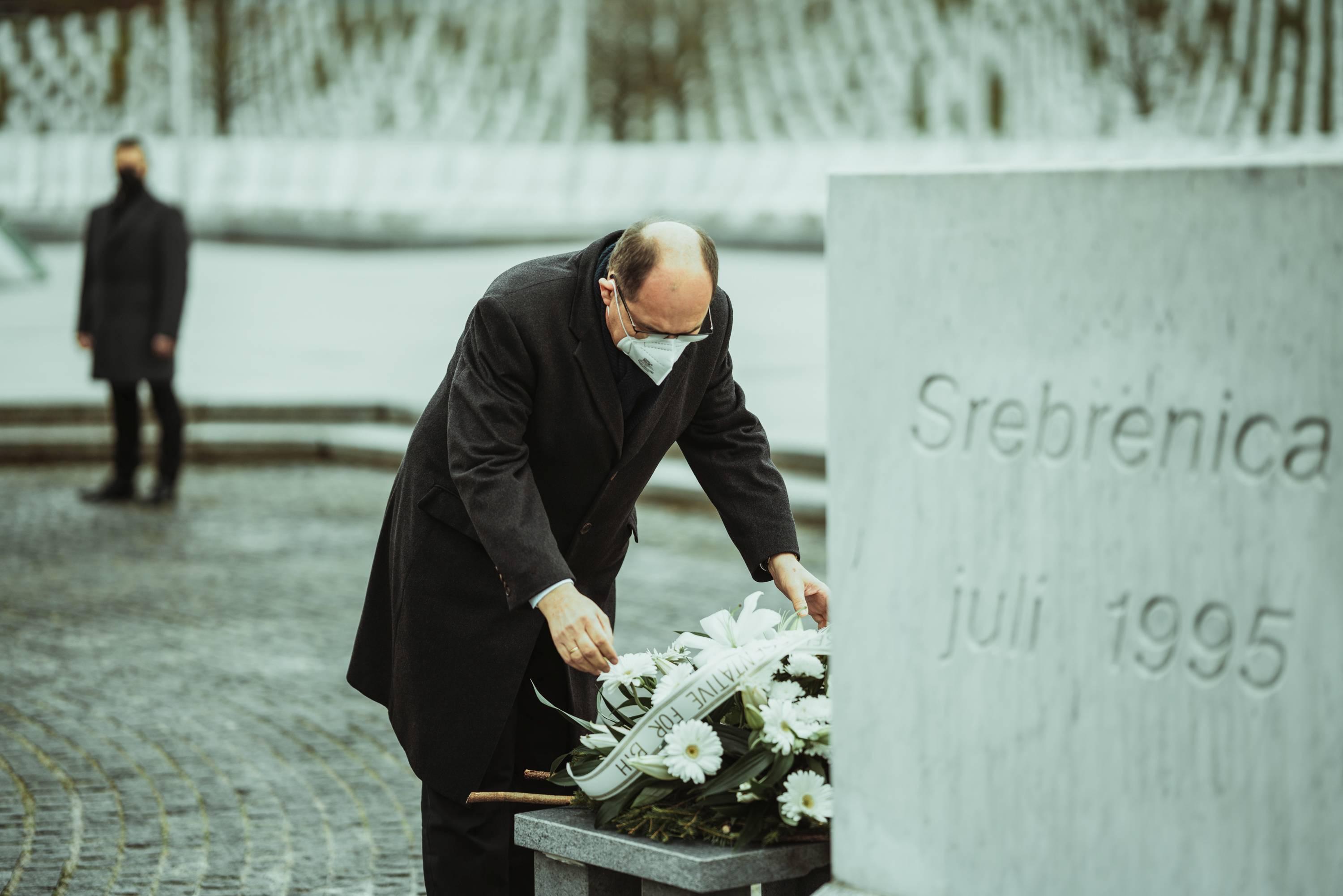 Šmit posjetio Memorijalni centar Srebrenica: Ne smijemo dozvoliti da sjećanje na žrtve izblijedi