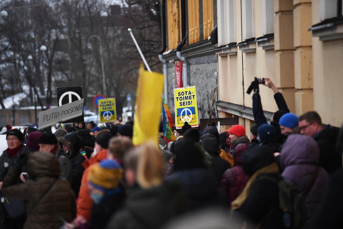 Hiljade ljudi u Helsinkiju stalo uz Ukrajinu: "Putine, dolje"