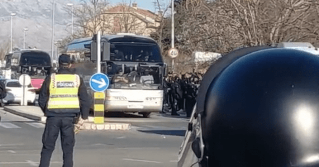 Navijači Hajduka kamenovali autobuse sa navijačima i igračima Dinama