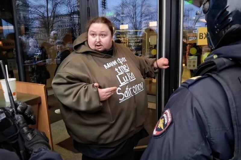 Rus se vezao lisicama za vrata McDonald'sa