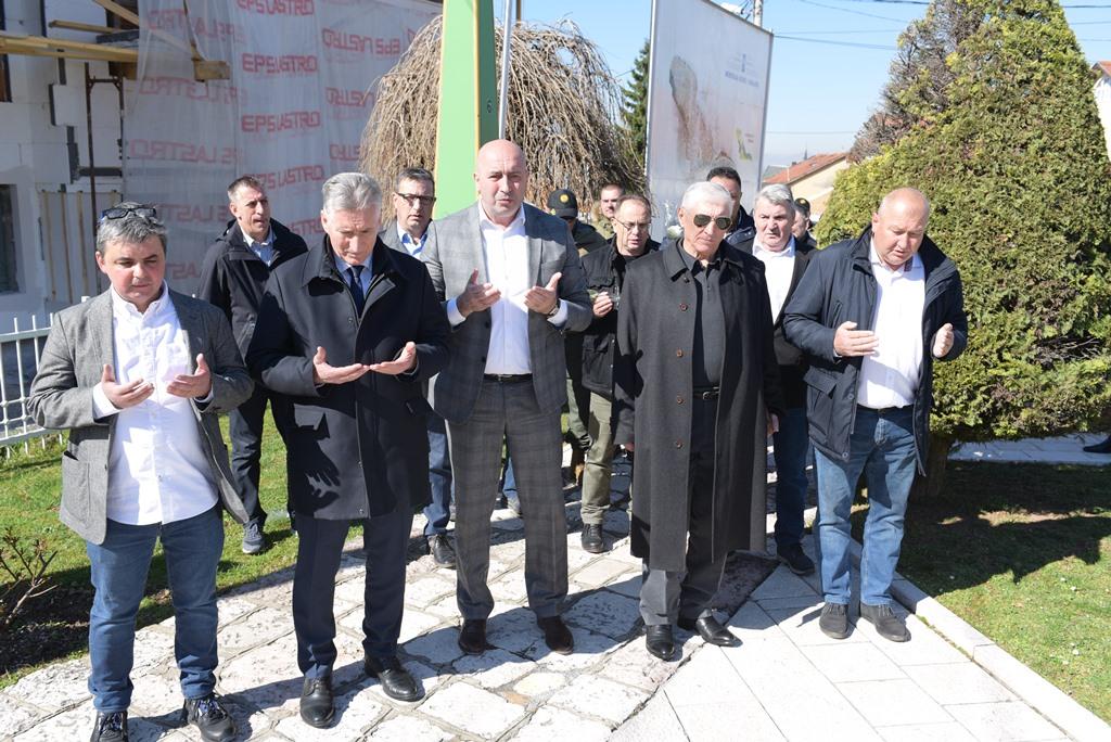 Na šehidskom mezarju Kovači položeno 39 ruža za poginule pripadnike Odreda policije "Bosna"