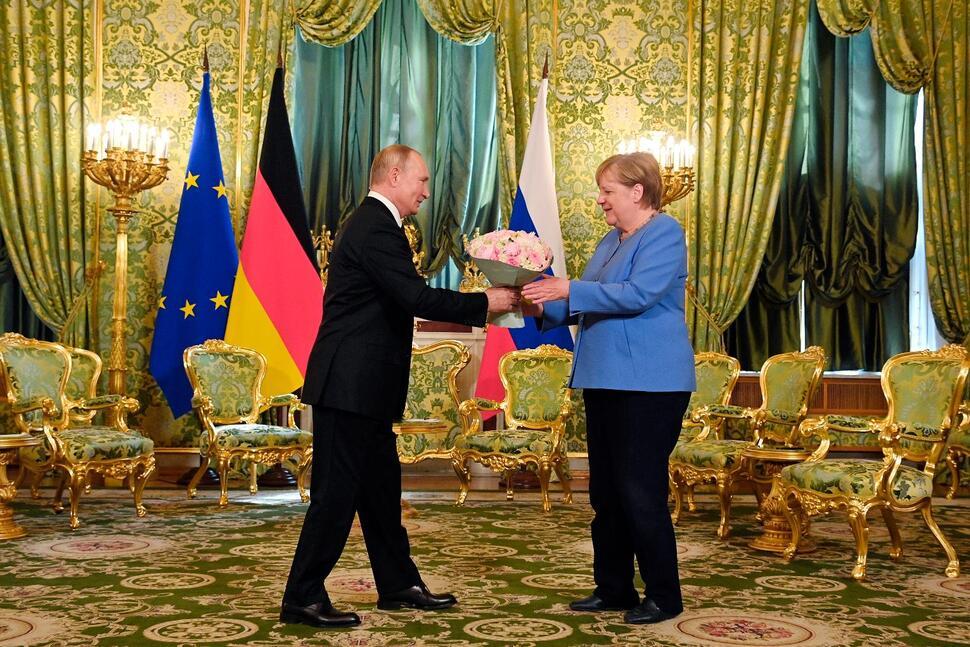 Vladimir Putin i Angela Merkel - Avaz