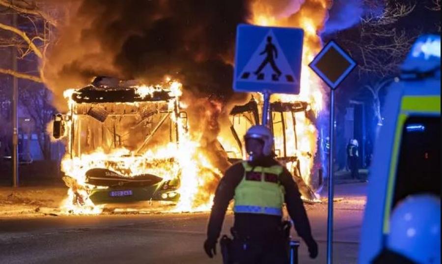 Neredi u Švedskoj: Bacali kamenje i palili automobile