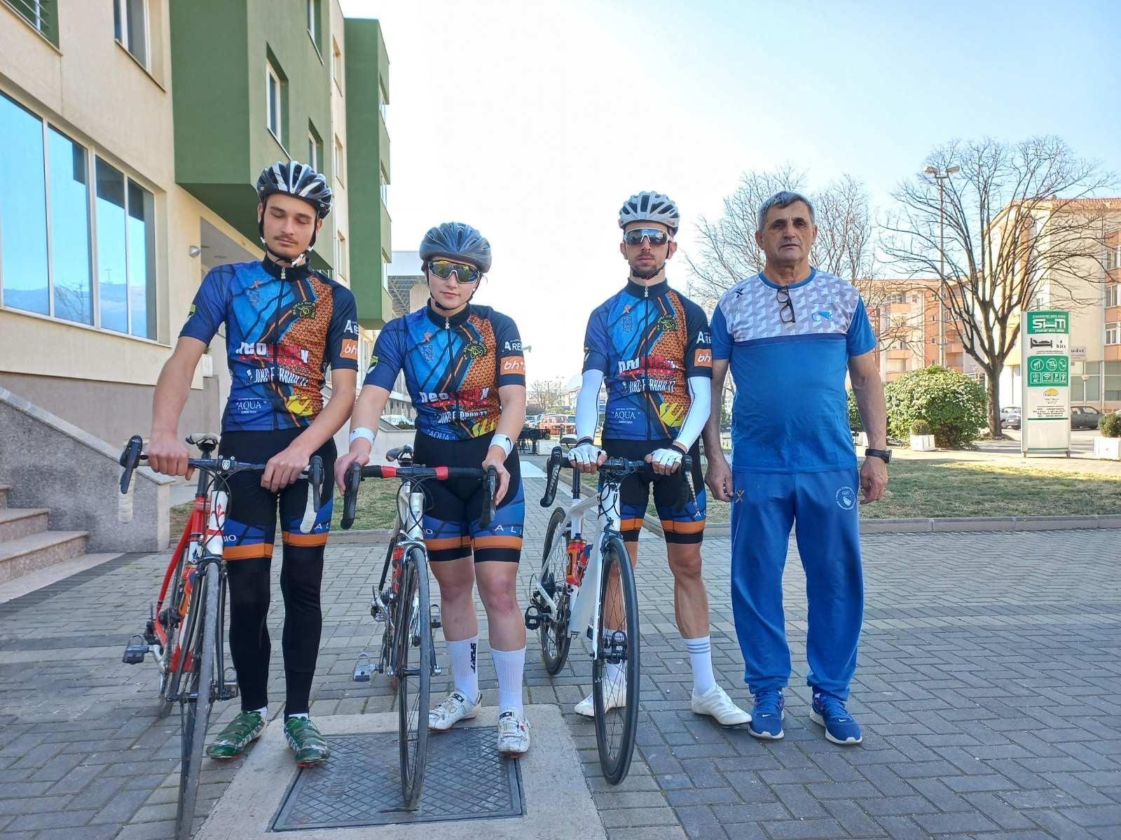 Trle (desno) s biciklistima: Ja sam samo Bosanac i Hercegovac - Avaz