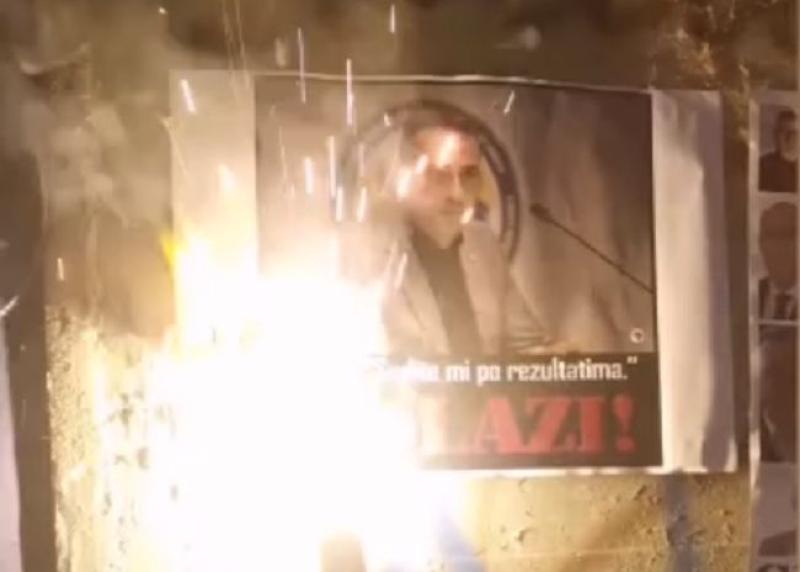 Bakljama zapalili plakate koji pozivaju na ostavku Peteva i vodećih ljudi Saveza - Avaz