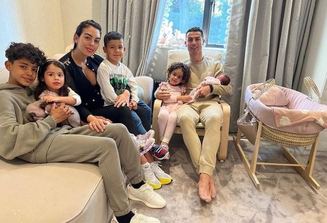 Ronaldo objavio fotografiju s novorođenom djevojčicom: Gio i beba su konačno s nama