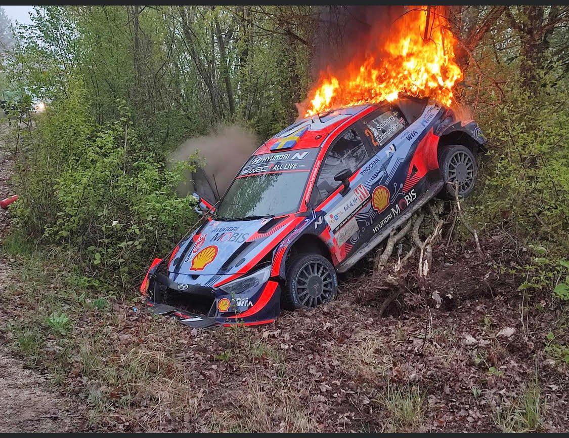 Užasne scene na reli utrci: Vozač se zabio u stablo, Hyundai završio u plamenu