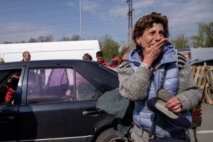 Pogledajte fotografije: Suze radosnice na licu građana nakon što su izašli iz opkoljenog Mariupolja