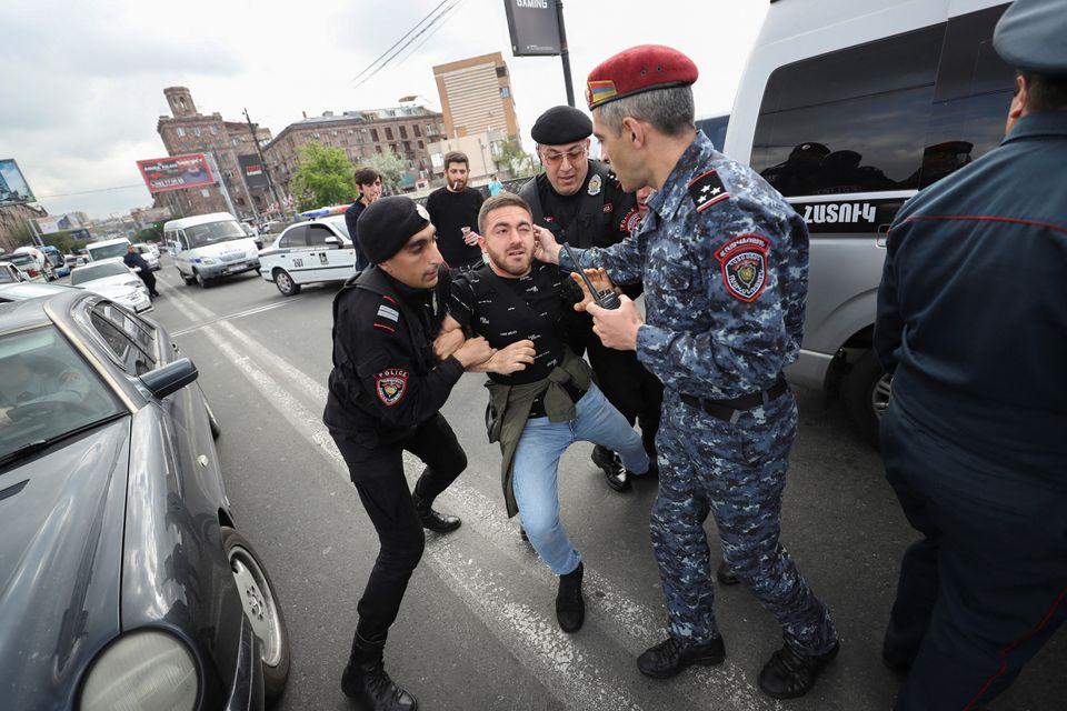 Demonstranti blokirali ulice u armenskoj prijestolnici: Pozivaju na ostavku predsjednika