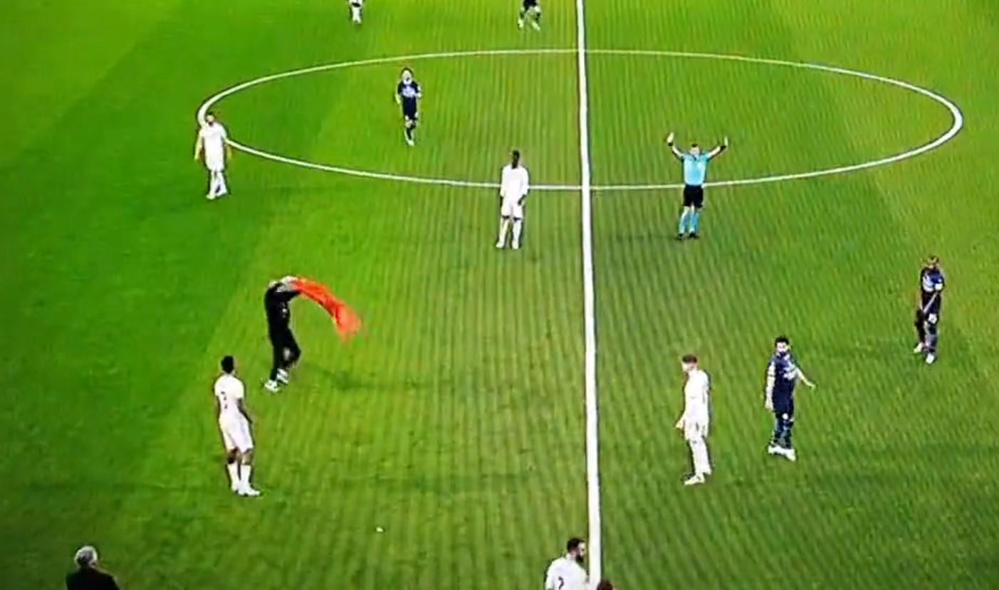 Navijač utrčao na teren i prekinuo utakmicu Real - Siti, nosio albansku zastavu