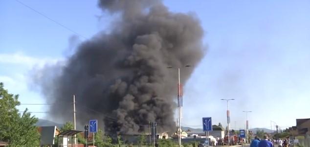 Veliki požar u Kruševcu: Gori skladište boja, veliki broj vatrogasaca na terenu