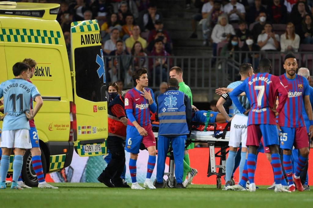 Klub i navijači zabrinuti: Poznato stanje fudbalera Barcelone nakon što je završio u bolnici