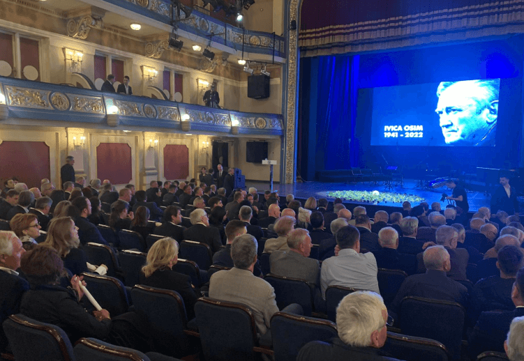 Pred početak komemoracije: Prepuna sala Narodnog pozorišta - Avaz