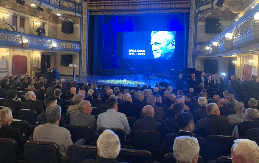Pred početak komemoracije: Prepuna sala Narodnog pozorišta - Avaz