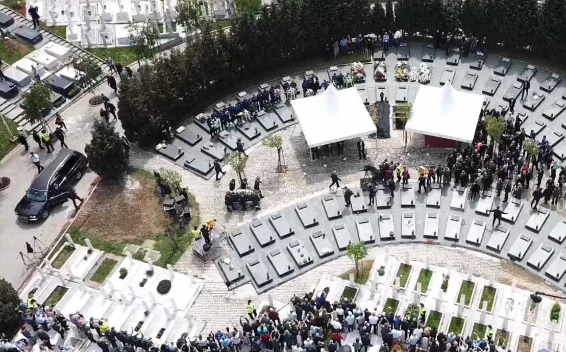Video / Snimci iz zraka: Sahrana legendarnog Ivice Osima na groblju Bare