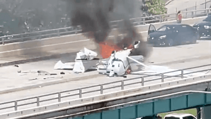 Mali avion se srušio na most, a onda udario u auto i zapalio se