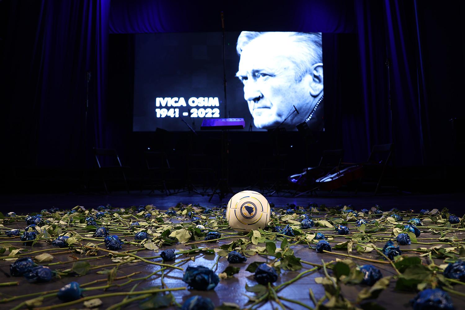Uz stadion će biti postavljen i ogromni buket sa 1000 plavo-bijelih ruža i portret Ivice Osima - Avaz