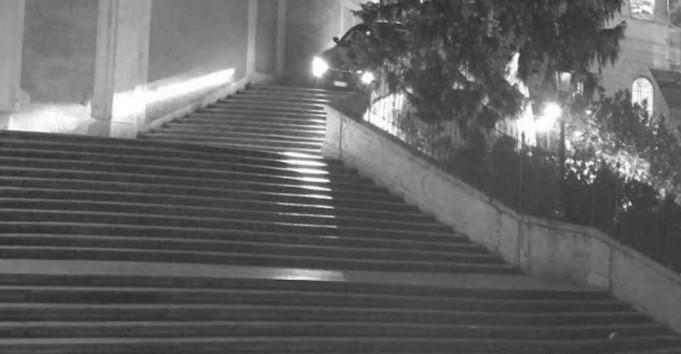 Video sa nadzorne kamere snimile su crni Levante kako se spušta niz stepenice u ranim jutarnjim satima - Avaz